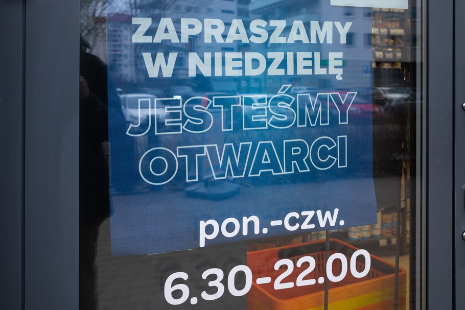 Jak ustalił Forbes, co niedziela na terenie województw podkarpackiego i lubelskiego, otwarte są m.in. 300 sklepów sieci Biedronka, 66 sklepy Lidla, 23 Kauflandy, 20 placówek Netto i 6 dyskontów Aldi. Bez problemu zakupy w niedzielę robi więc od przeszło miesiąca ponad 4,2 mln Polaków