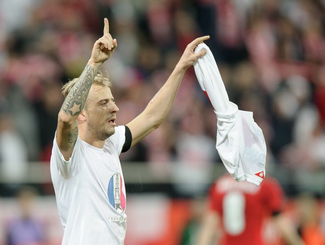 Kamil Grosicki swojego gola złożył w hołdzie ofiarom zamachu terrorystycznego w Paryżu