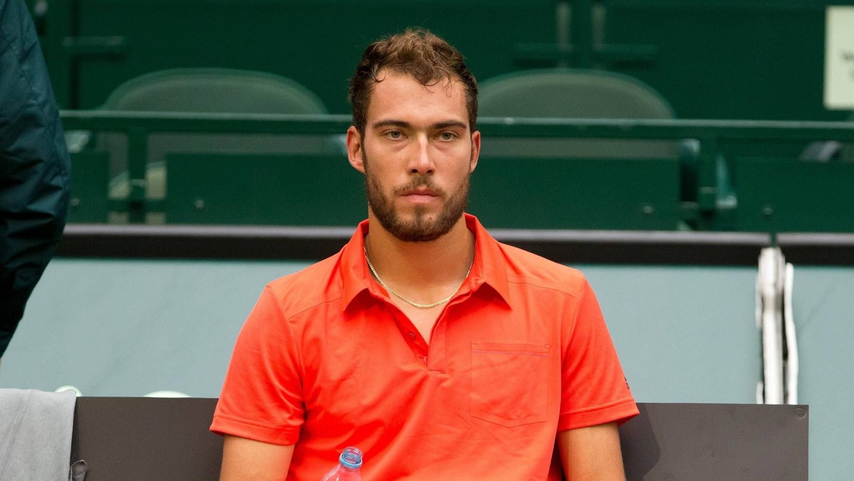 Jerzy Janowicz (216. ATP) pożegnał się z Challengerem ATP w Mons już w drugiej rundzie. W środę lepszy od Polaka okazał się Litwin Ricardas Berankis [5] (80. ATP), wygrywając 7:5, 7:6(4). W drugim secie łodzianin nie wykorzystał przy podaniu rywala trzech piłek setowych.