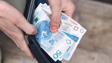 matka z rentą wdowią może stracić zasiłek rodzinny na dziecko