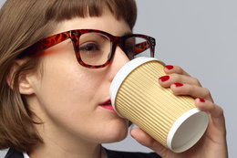 Kiedy najlepiej zrobić sobie przerwę na kawę, aby być bardziej produktywnym w pracy. Jest naukowa odpowiedź