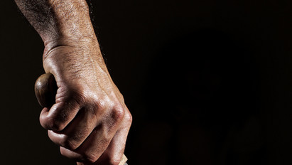 Bestiális: több tucat ember előtt vágta le lakótársa karját egy férfi