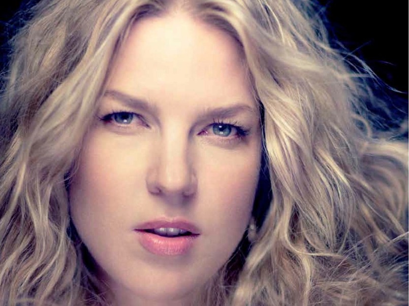 Pierwsza dama współczesnego jazzu, Diana Krall na nowej płycie "Glad Rag Doll" odważnie sięgnęła po repertuar wodewilowy z lat 30. ubiegłego wieku. Wielbiciele jej talentu węszą sensację – dotychczas Krall specjalizowała się w piosenkach pochodzących z amerykańskiego śpiewnika muzyki popularnej. – To są piosenki, których słuchałam za młodu. Zanim poznałam twórczość Armstronga i Cole'a – przekonuje wokalistka. Album zilustrowany został dość odważną sesją zdjęciową, nawiązującą klimatycznie do czasów prohibicji