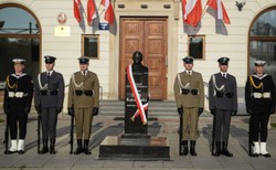 "Stanie wśród największych bohaterów Rzeczypospolitej". Szef MON odsłonił popiersie Lecha Kaczyńskiego [FOTO]