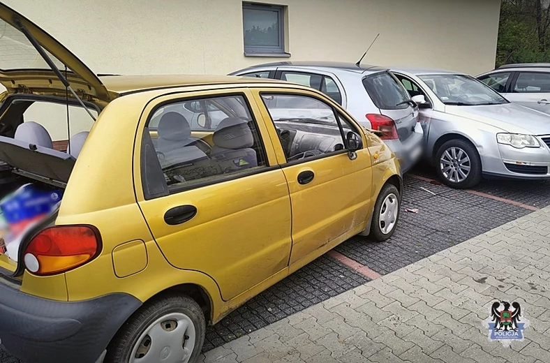 Matiz, którym 13-latek spowodował kolizję na parkingu w Wałbrzychu