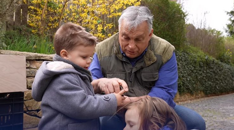 Locsolkodni tanította unokáit Orbán Viktor / Fotó: Instagram