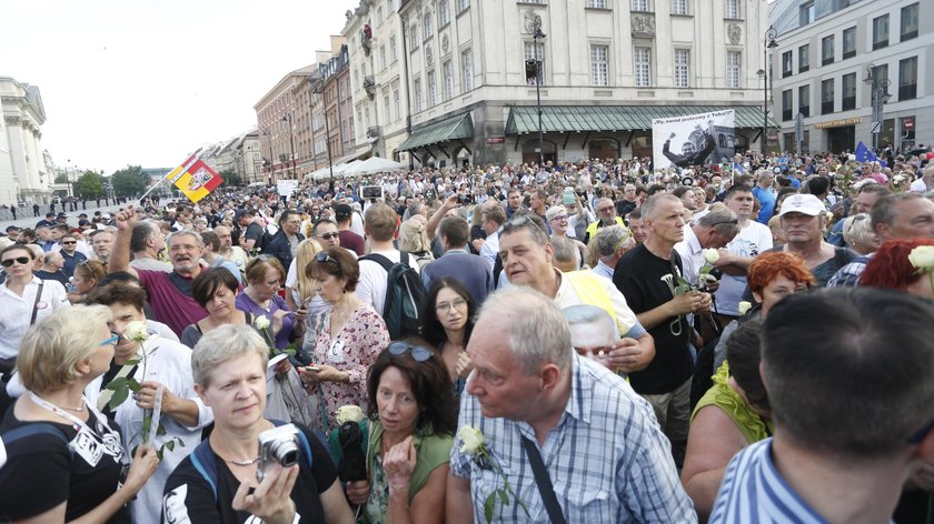 Obchody miesięcznicy smoleńskiej. Krakowskie Przedmieście odgrodzone