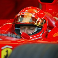 Először mutatkozott a nyilvánosság előtt Schumacher a síbalesete óta