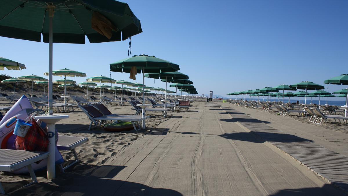 Plaża nad Morzem Tyrreńskim w okolicach Grosseto w regionie Toskania, lipiec 2020 r.