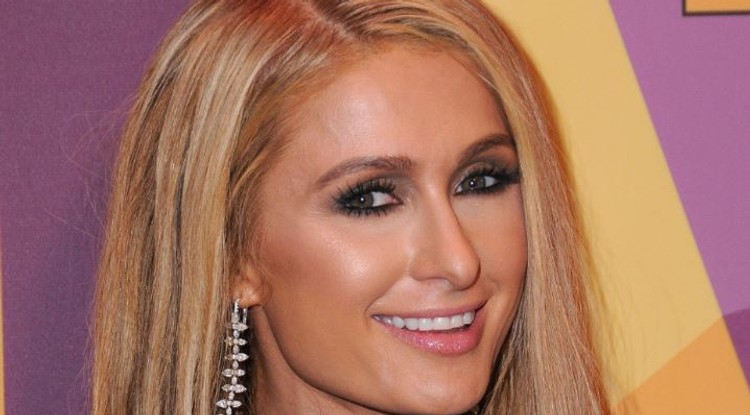 Ilyen szexisen sütöget sütiket Paris Hilton