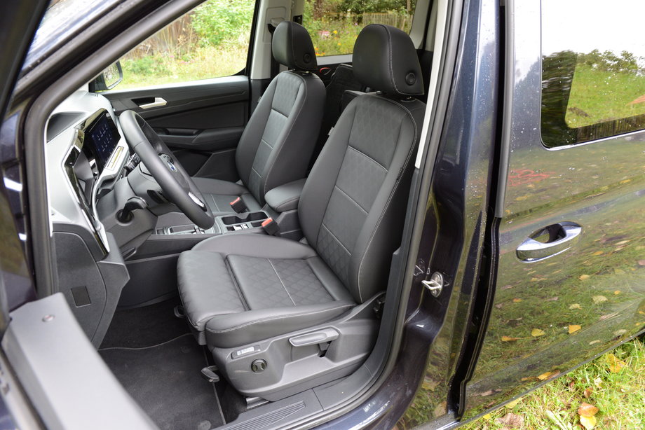 Ford Tourneo Connect 1.5 EcoBoost to niesamowicie przestronne auto. Fotele z przodu, z certyfikatem AGR, są bardzo wygodne i sprawdzają się podczas długich podróży.