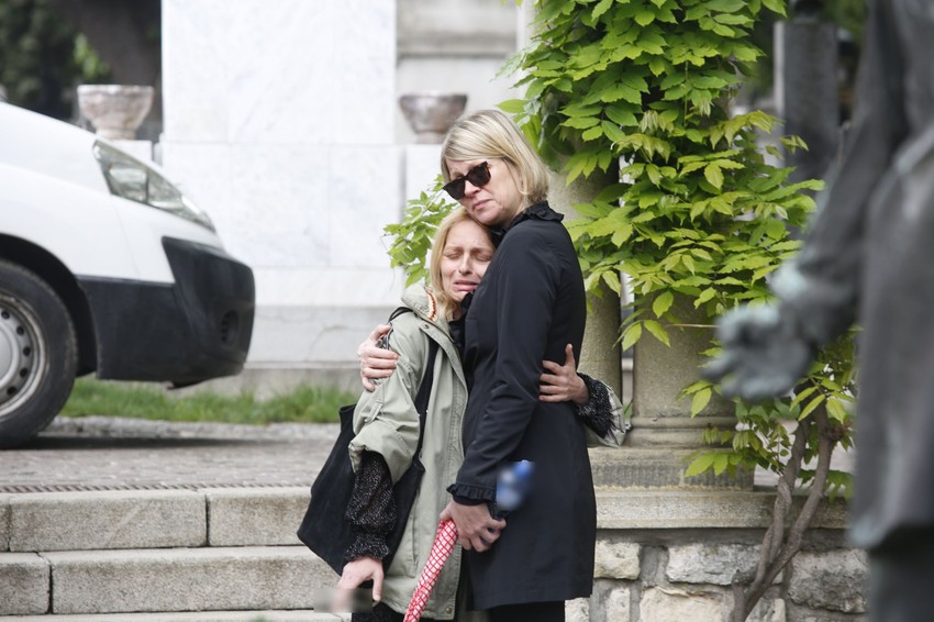 Jovana Petrović plače u naručju koleginice Aleksandre Janković