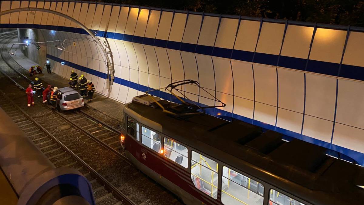 Polski kierowca wjechał do tunelu dla tramwajów w Pradze