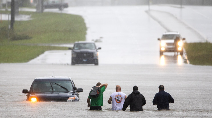 Sokan autóval próbálnak
menekülni a veszélyes területekről, de néhol az utakat is elborította a víz, nem lehet
 normálisan közlekedni/Fotó:MTI-EPA-Jim Lo Scalzo