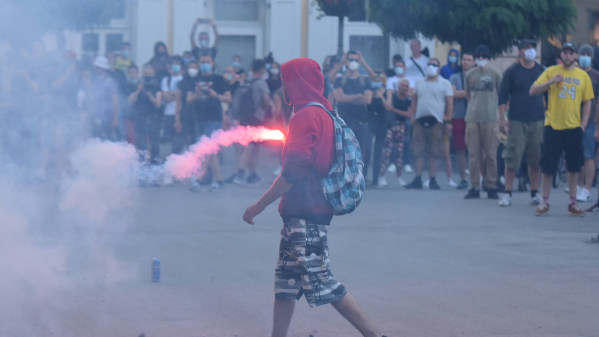 Sukob policije i demonstranata i u Novom Sadu, bačeni molotovljevi kokteli i suzavac