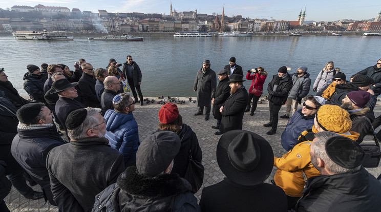 Jákov Hadasz-Handelszman a magyarországi zsidó felekezetek képviselőivel és meghívott vendégeivel közösen fejezte ki tiszteletét az áldozatok előtt. /Fotó: MTI/Szigetváry Zsolt