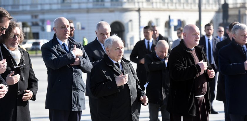 Jest ciąg dalszy afery z wieńcem zniszczonym przez Jarosława Kaczyńskiego. Prokuratura zbada jego zachowanie?