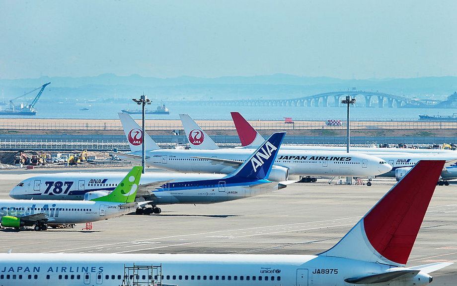 Lotnisko Tokio Haneda leży częściowo na sztucznej wyspie. Choć większość ruchu międzynarodowego przejął port lotniczy Narita (NRT) otwarty w 1978 roku, Haneda wciąż znajduje się wśród największych lotnisk. 