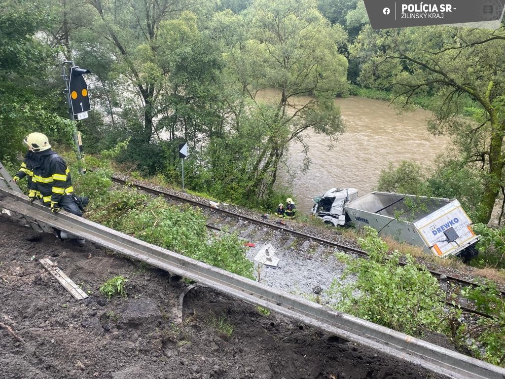 Vážna nehoda kamióna pri Dolnom Kubíne.