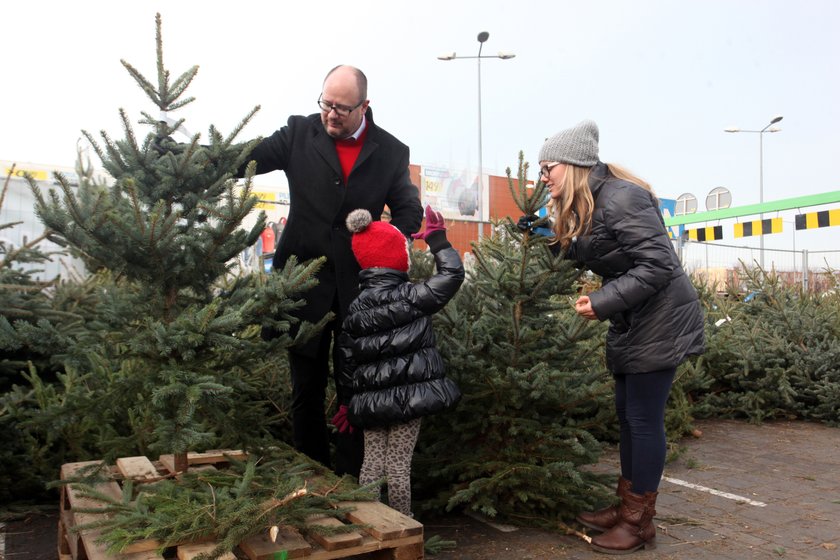 Prezydent Gdańska Paweł Adamowicz na choinkowych zakupach z córkami Tereską ( 5 l.) i Antosią (12 l.)