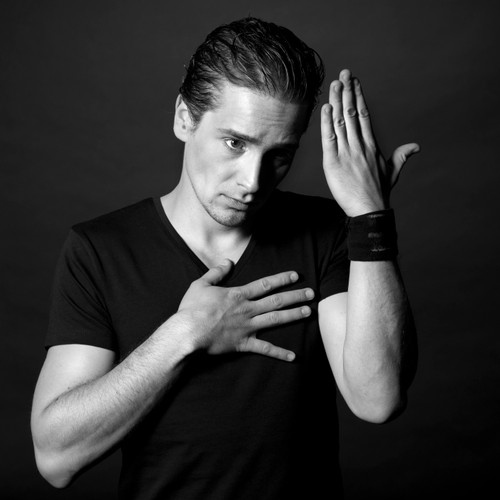 Krzyszfof Zalewski na zdjęciach z nowej sesji