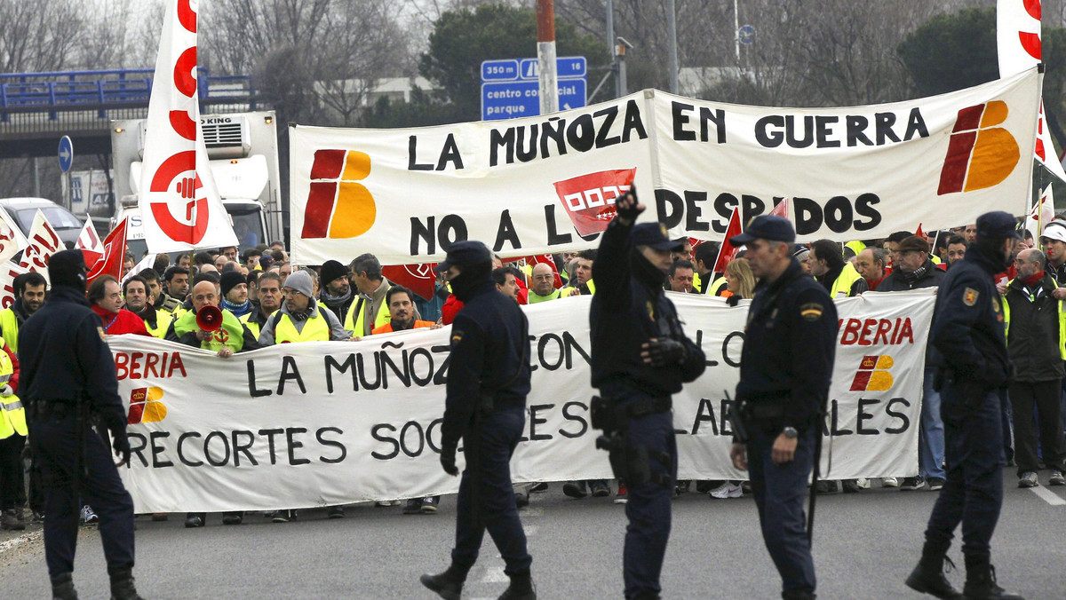 Aż 20 tys. pracowników personelu latającego i naziemnego Iberii rozpoczęło w poniedziałek pięciodniowy strajk przeciw planowanej restrukturyzacji przewoźnika, w tym przeciw zwolnieniom. Związkowcy zapowiedzieli kolejne pięciodniowe akcje protestacyjne w marcu.
