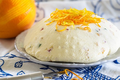 Wielkanoc pracowników innego wyznania – czy przysługuje im wolne i jakie mają prawa w pracy?