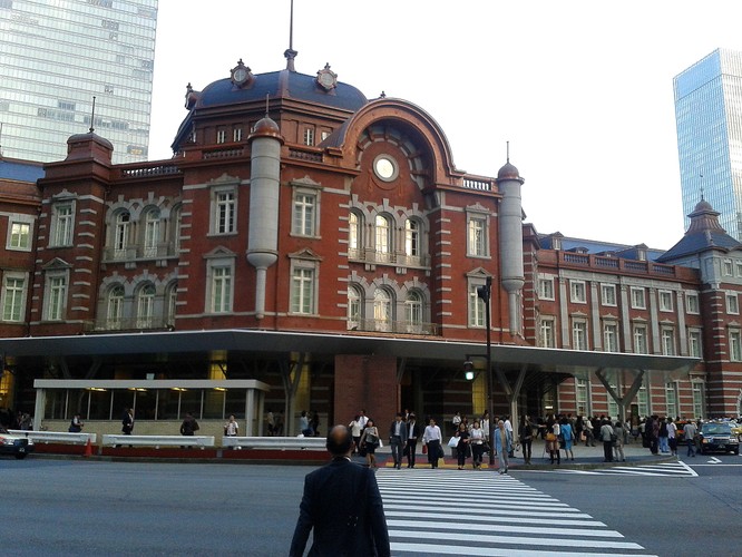 Inną wizytówkę japońskiej kolei stanowi dworzec główny w Tokio. Położony w pobliżu pałacu cesarskiego budynek został otwarty w 1914 r. Stylem nawiązuje do europejskiej architektury. Obecnie, główna część Tokio Station mieści się pod ziemią. Pod względem liczby odprawianych pociągów jest to najruchliwsza stacja Japonii. Każdego dnia zatrzymuje się na niej ponad 3 tys. pociągów.