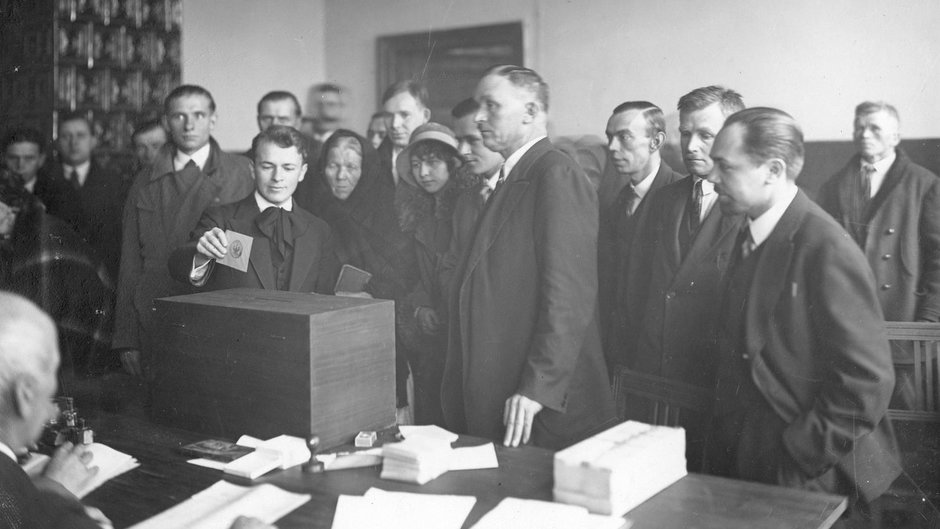 Mieszkańcy Borka Fałęckiego podczas głosowania w wyborach w 1928 r