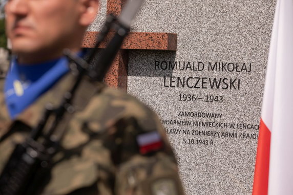 Tablica nagrobna Romka Lenczewskiego na cmentarzu w Łomży, gdzie spoczywają jego rodzice, 19.05.2022.