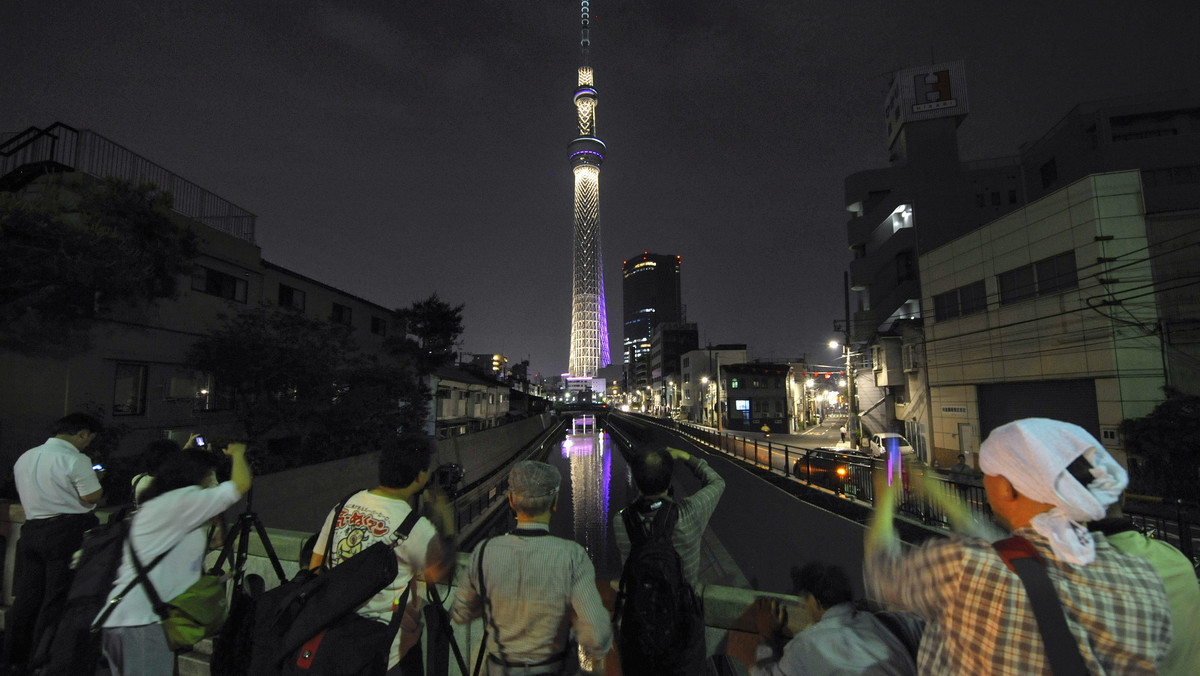 We wtorek 22 maja otwarto Tokyo Skytree, najwyższą wieżę na świecie, dwukrotnie przewyższającą Wieżę Eiffla. Mimo padającego deszczu tysiące osób ustawiły się w kolejce, by zwiedzić tokijską wieżę telewizyjną oraz otaczający ją kompleks handlowo-biurowy. Cała inwestycja kosztowała 143 miliardy jenów (1,8 miliarda dolarów).