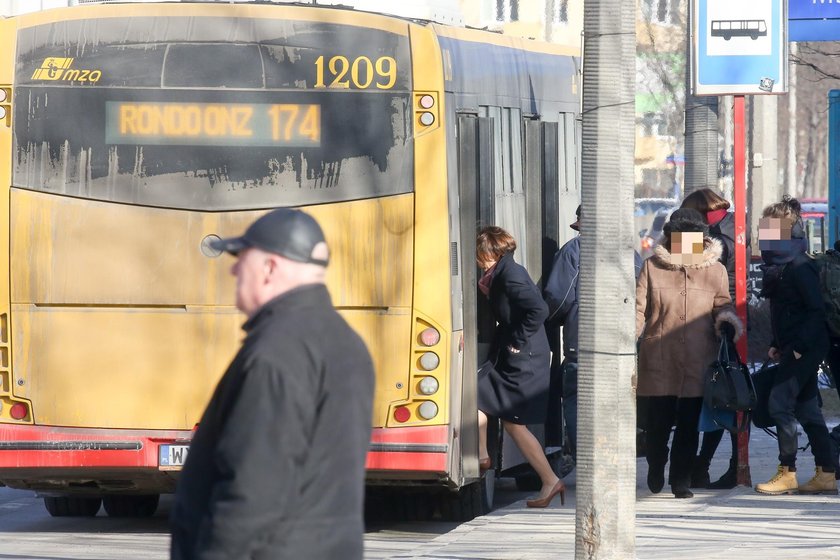 Minister Jadwiga Emilewicz jeździ autobusem