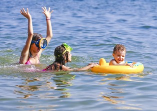 W 2025 roku wakacje zaczną się później, niż zwykle. Dlaczego szkoły będą pracowały dłużej? Kiedy uczniowie dostaną świadectwa?