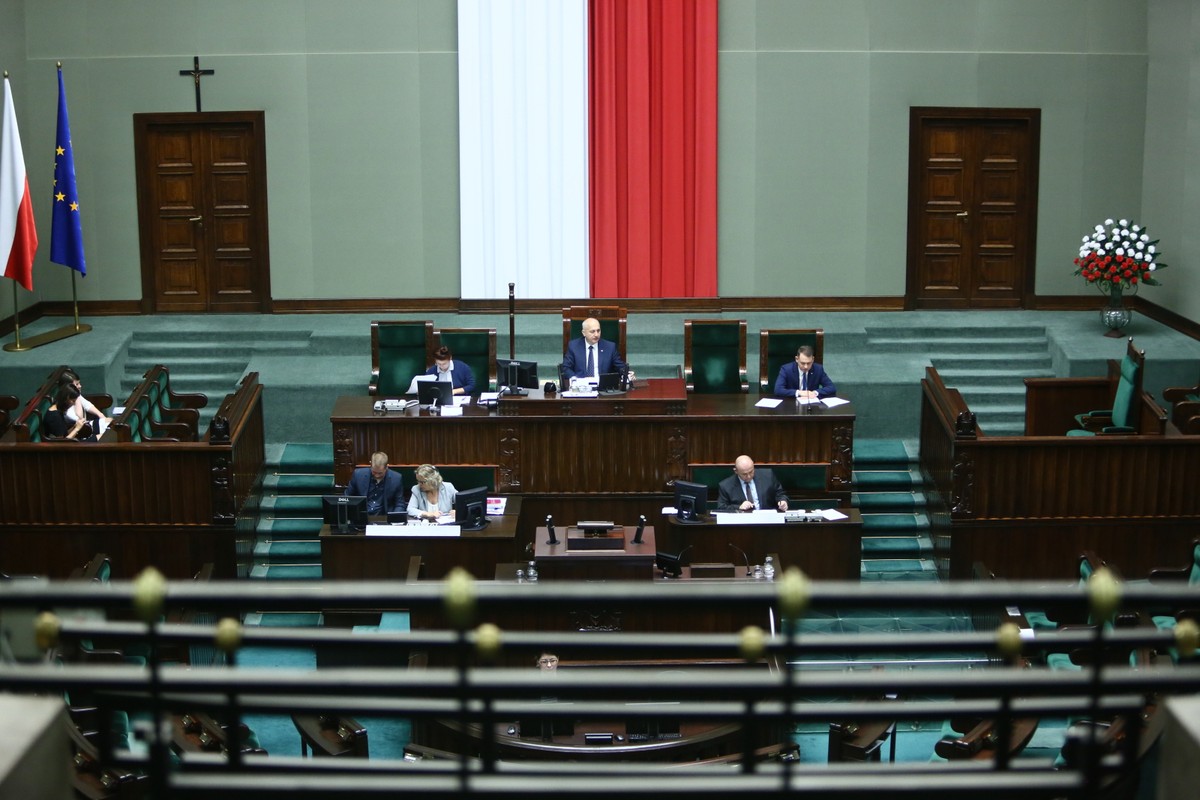 Sejm we wtorek przeprowadził drugie czytanie projektu nowej ustawy o TK - powstałego po rozpatrzeniu projektów PiS, PSL, Kukiz'15 oraz obywatelskiego projektu zgłoszonego przez KOD. Za bazowy projekt jeszcze podczas prac podkomisji uznano propozycje PiS.