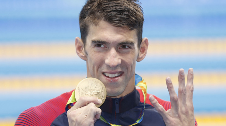 Megemeli a kalapját Milák Kristóf előtt Michael Phelps /Fotó: Northfoto