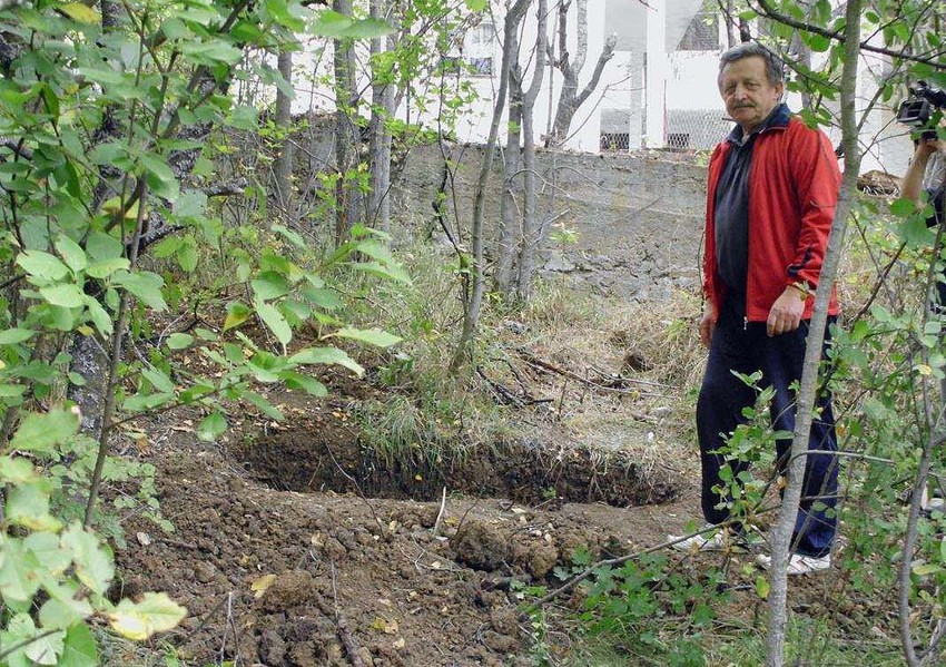 Novica Zdravković pokazuje gde je bila zakopana starica