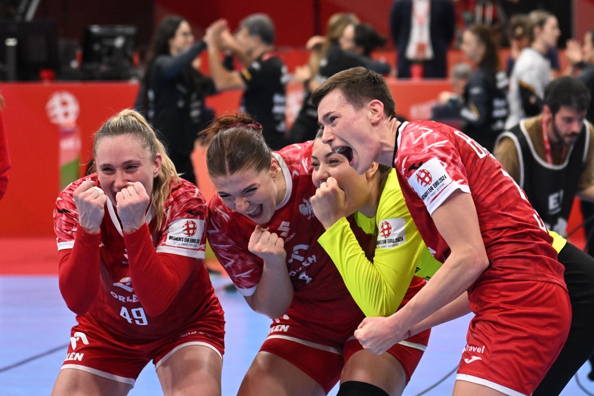 Radość zawodniczek reprezentacji Polski po wygranym meczu grupy C mistrzostw Europy piłkarek ręcznych z Hiszpanią w Bazylei