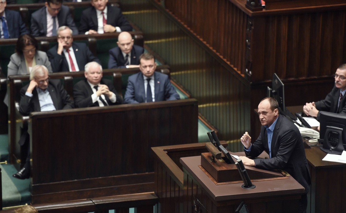 Paweł Kukiz przemawia w Sejmie. Jarosław Kaczyński przysłuchuje się przemówieniu
