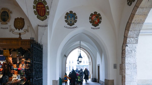 Artysta, plastyk, pieśniarz i działacz niepodległościowy Adam Macedoński zaproponował, aby znajdującą się w Sukiennicach galerię herbów miejskich uzupełnić o brakujący herb Lwowa