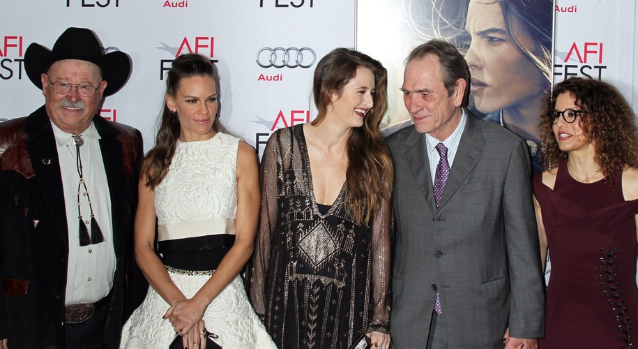 Ekipa 'The Homesman': Barry Corbin, Hilary Swank, Grace Gummer, Tommy Lee Jones i jego żona Dawn Jones