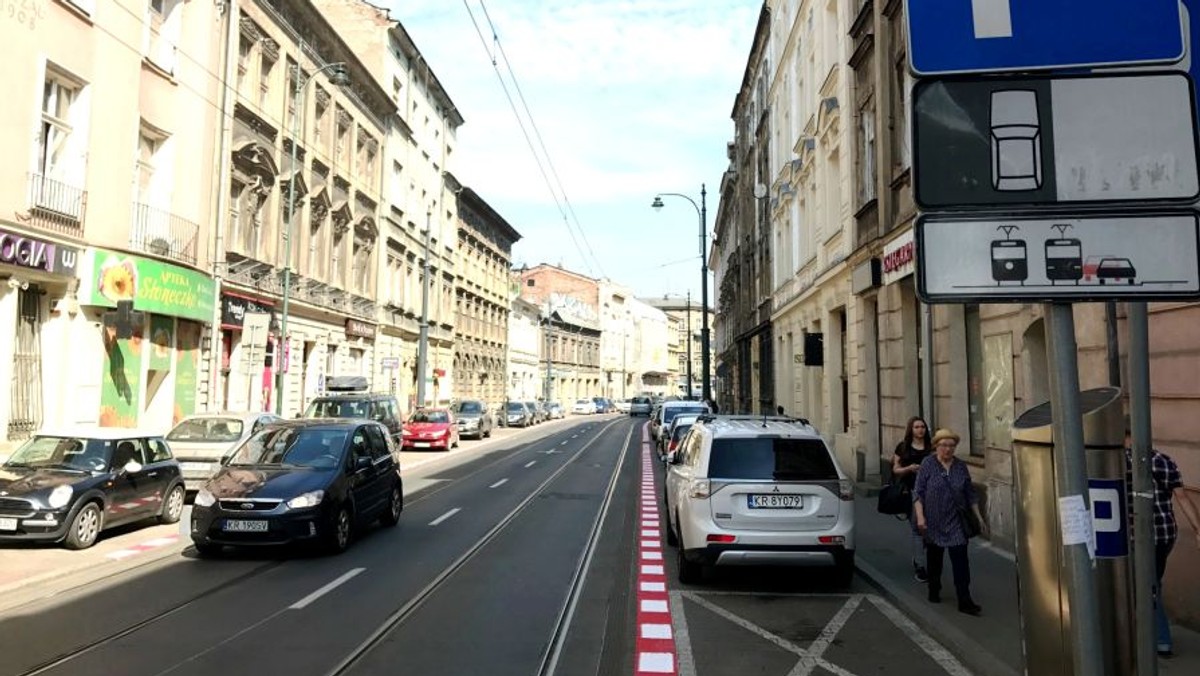 Policjanci zatrzymali 35-letniego mężczyznę, który, będąc pod wpływem alkoholu, zniszczył 12 pojazdów zaparkowanych wzdłuż ul. Długiej. Sprawca wyrywał lusterka i kopał po karoserii aut. Został ujęty na gorącym uczynku przez jednego z poszkodowanych. Za zniszczenie mienia grozi mu do 5 lat więzienia.