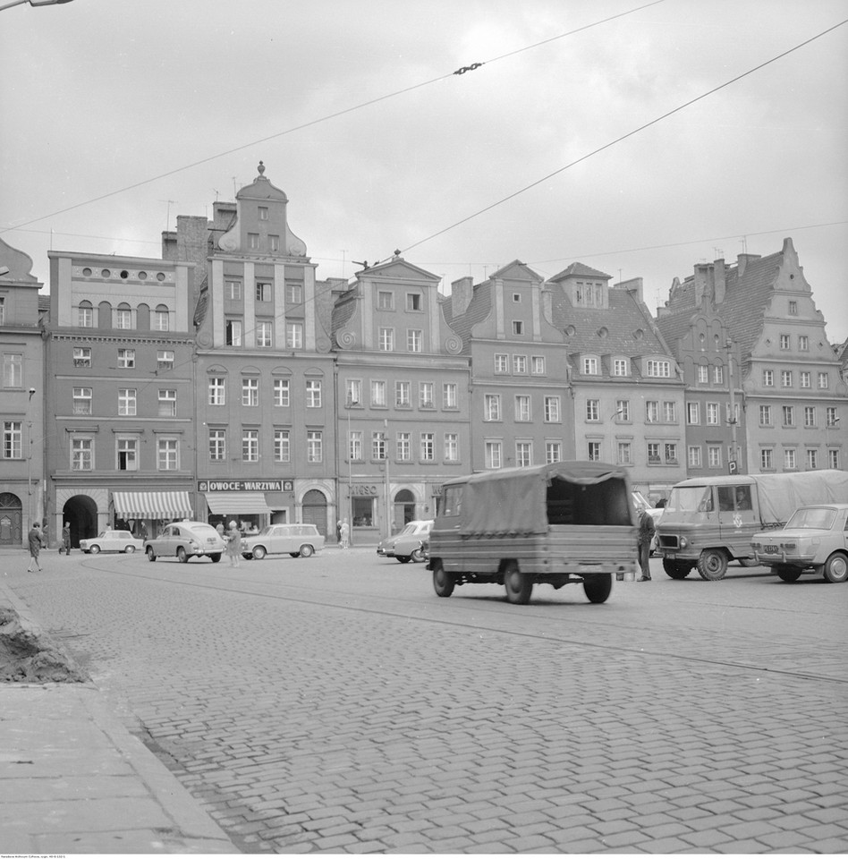 Wrocław, kamienice przy placu Solnym. Widoczne m.in. dwa samochody Żuk, 1968 r.