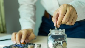 Twój bliski odszedł, ale jego składki nie muszą przepaść! ZUS może wypłacić Ci tysiące złotych - jeżeli o to zadbasz. Trzeba tylko złożyć wniosek!