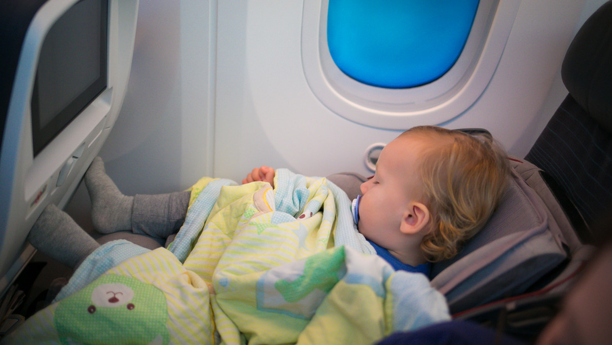 Jakie miejsce wybrać do podróży samolotem z dzieckiem? Ekspertka radzi