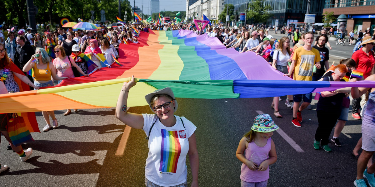Ponad połowa Polaków opowiada się za związkami partnerskimi lub małżeństwami osób LGBT. 