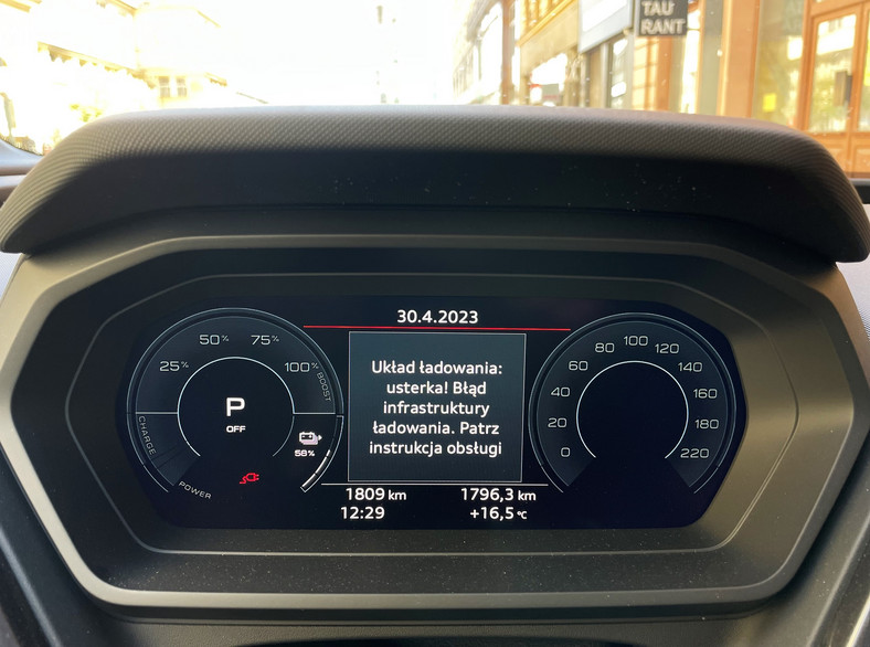 Komunikat na komputerze pokładowym Audi