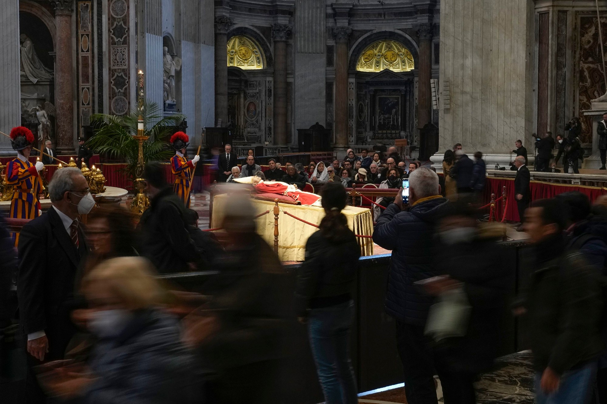 Benedikta XVI. uložia do hrobky hneď po pohrebných obradoch vo štvrtok 5. januára.