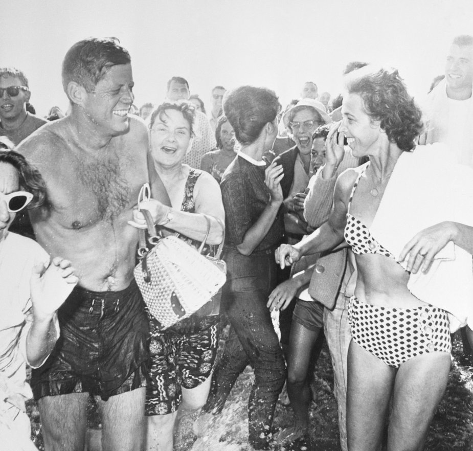 John F. Kennedy na plaży wśród wiebicielek 