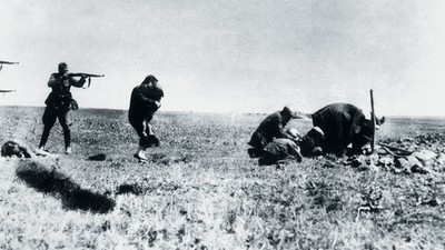 Egzekucja Żydów koło Iwangorodu (Ukraina) wykonywana przez żołnierzy  Einsatzgruppen, 1942 r. Niemieckie zdjęcie zdobyte przez polskiego pracownika poczty 