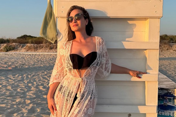 SKINULA SE JELENA TOMAŠEVIĆ (42) Ovakvu je retko viđamo: Preko crnog bikinija navukla skroz providni ogrtač i usijala mreže (FOTO)